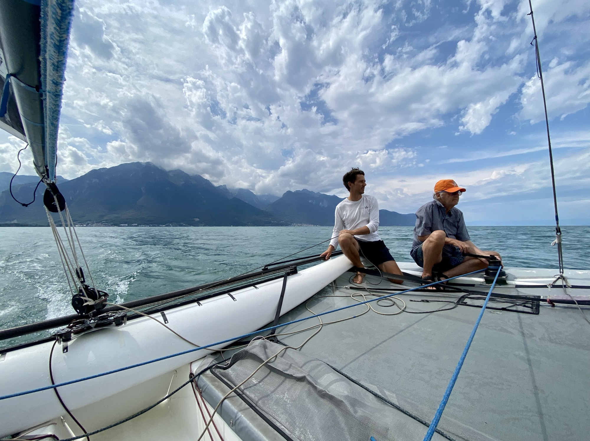 Deux personnes sur un trimaran au bord du Léman
