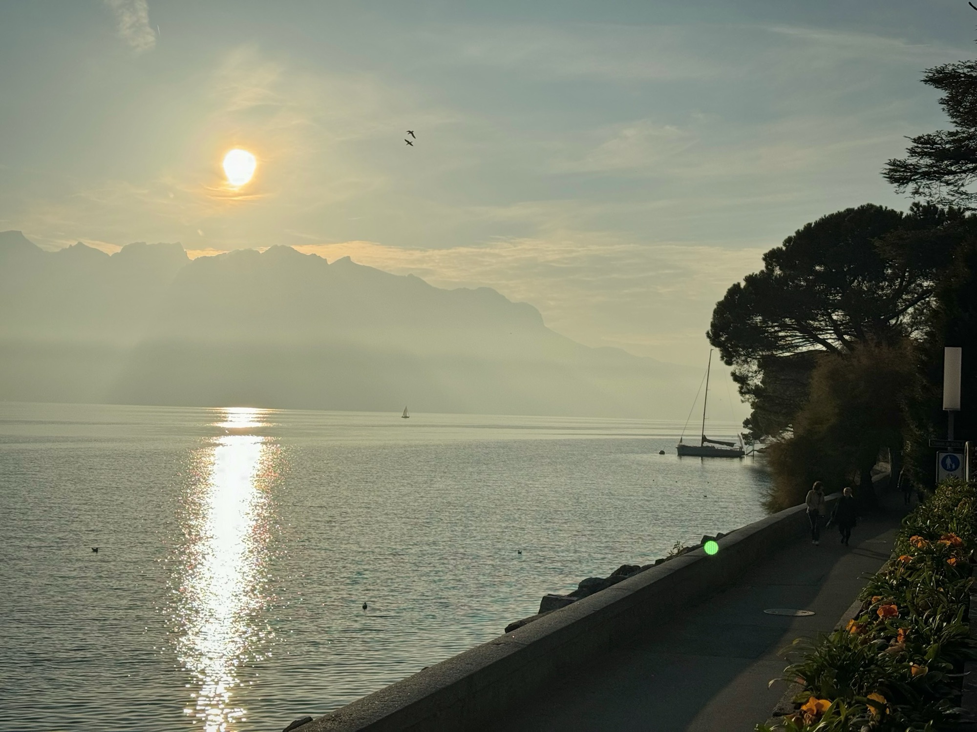 Groupe au ponton au coucher de soleil